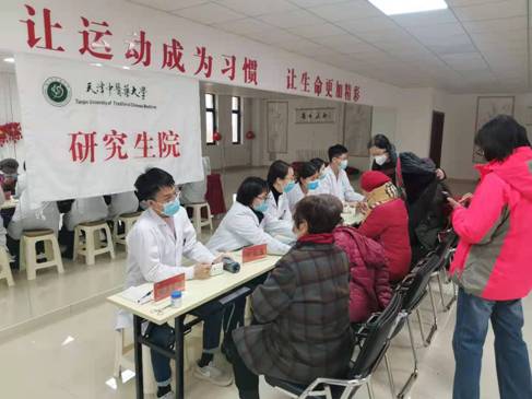 为华康街道居民进行血压测量