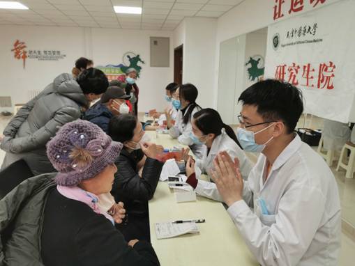 志愿者们通过与居民深切交流